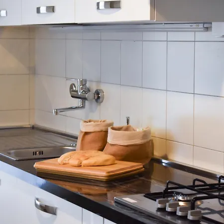 Renovated House 400 Meters From The Sea With Parking Будинок відпочинку